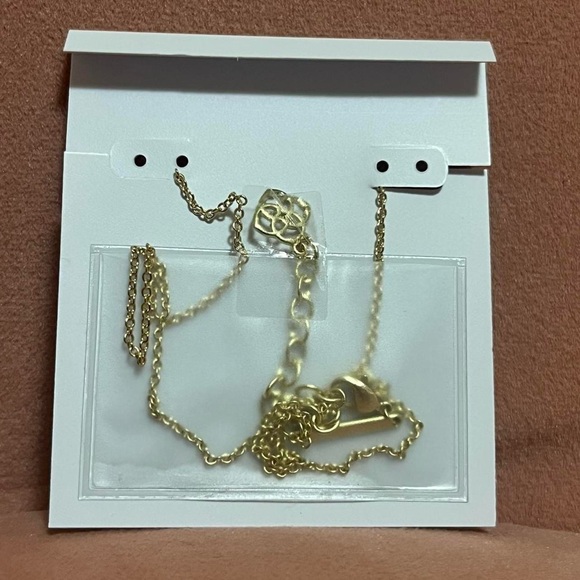 Kendra Scott Elisa Gold Oval Necklace - Picture 4 of 4